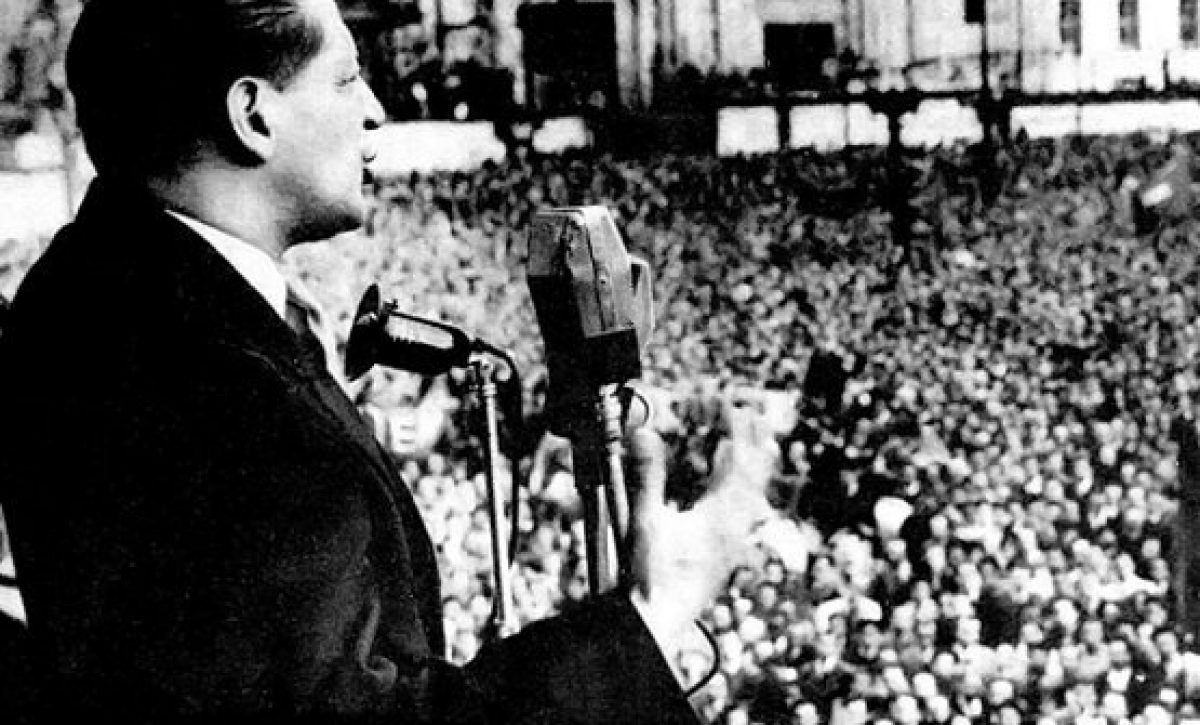 1948 Bogotá (Colombia) es asesinado el político liberal y candidato a la presidencia Jorge Eliécer Gaitán, hecho que desata la revuelta conocida como "El Bogotazo".