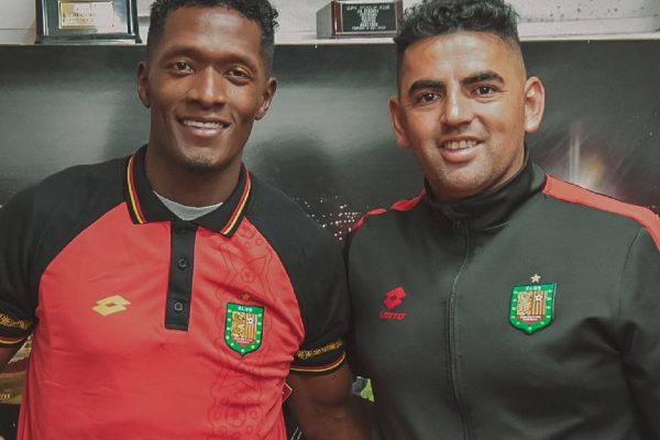 Jorge Ordóñez (izq.) junto a Luis Miguel Escalada del Deportivo Cuenca.