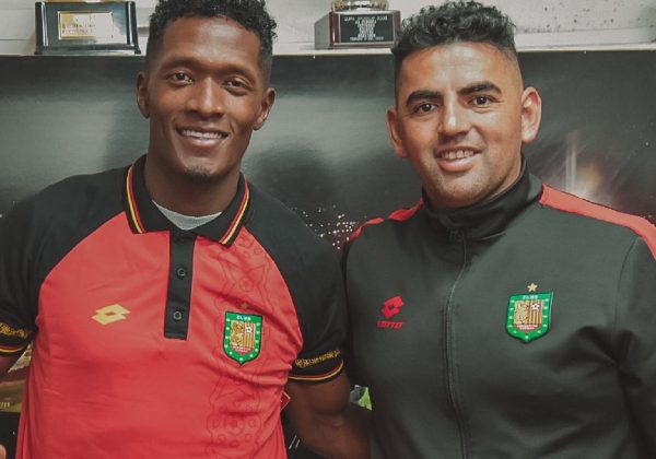 Jorge Ordóñez (izq.) junto a Luis Miguel Escalada del Deportivo Cuenca.