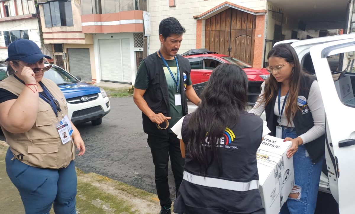 Jornada de Voto en Casa 2025 Más de 40 electores de Santo Domingo ejercen su derecho al voto