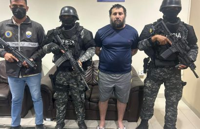 José Adolfo Macías Villamar permanece bajo estricto resguardo policial y militar hasta definir su futuro legal ante posible extradición.