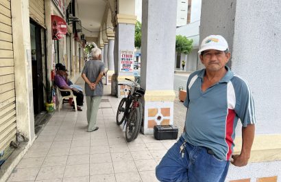 José Arteaga es uno de los diez trabajadores que llegan a diario, a ofrecer sus servicios como electricista.