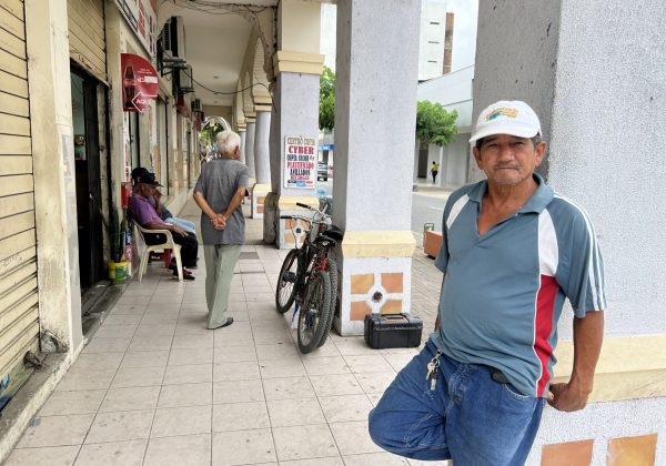 José Arteaga es uno de los diez trabajadores que llegan a diario, a ofrecer sus servicios como electricista.