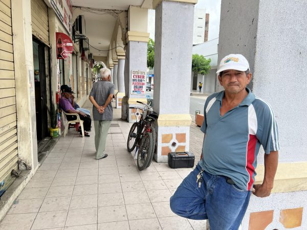 José Arteaga es uno de los diez trabajadores que llegan a diario, a ofrecer sus servicios como electricista.