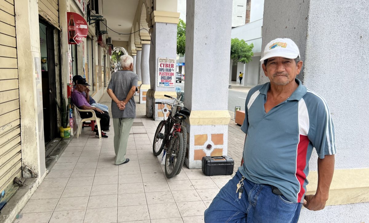 José Arteaga es uno de los diez trabajadores que llegan a diario, a ofrecer sus servicios como electricista.