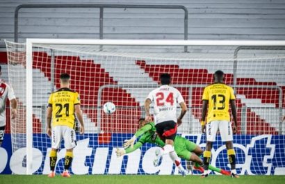 José Contreras, arquero de Venezuela que defiende a Barcelona le tapó un penal a River Plate
