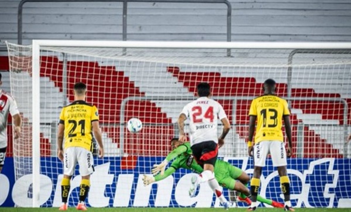 José Contreras, arquero de Venezuela que defiende a Barcelona le tapó un penal a River Plate