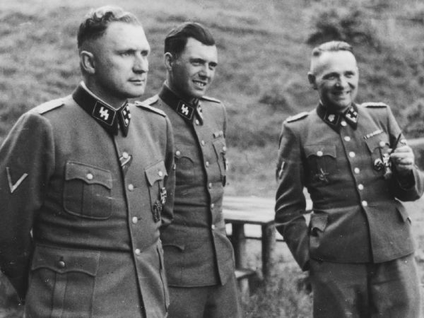 Josef Mengele, conocido como el "Ángel de la Muerte", era un médico nazi que realizó experimentos inhumanos.
