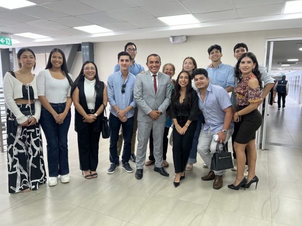 El grupo de jóvenes, junto al alcalde de Portoviejo, Javier Pincay.
