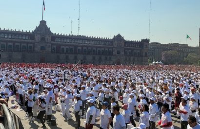 México organiza clase masiva de boxeo en el Zócalo para combatir violencia y adicciones entre los jóvenes.