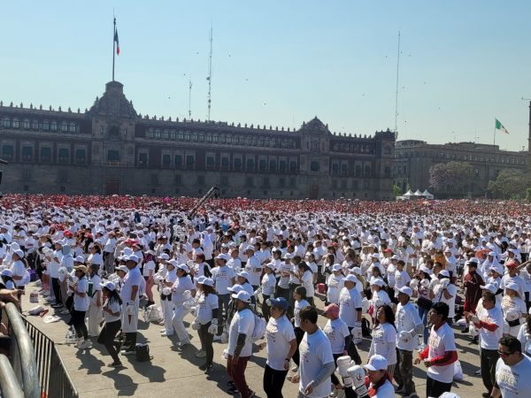 México organiza clase masiva de boxeo en el Zócalo para combatir violencia y adicciones entre los jóvenes.