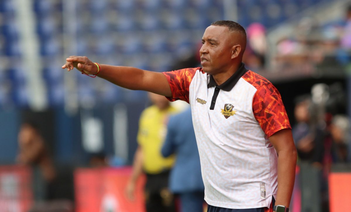 Juan Carlos León se defiende de quienes dudan de su capacidad para dirigir un club grande y denuncia arbitraje “injusto” ante Barcelona SC. León.