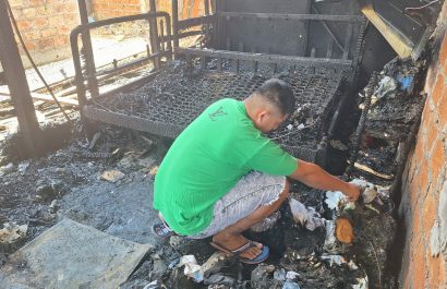 Juan Molina busca entre los escombros que dejó el incendio, algún artículo que le pueda servir.