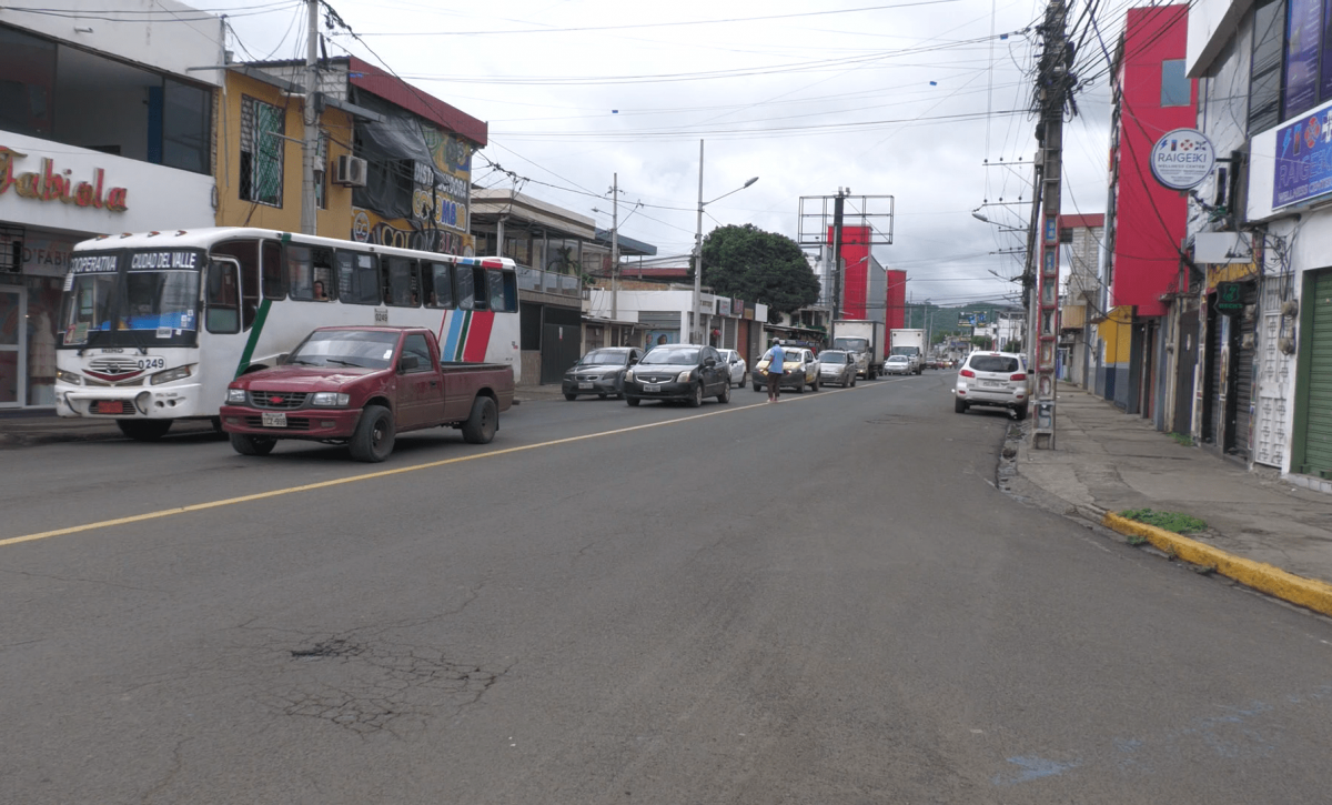 Jueves 15 de mayo con tráfico vehicular denso en los mismos puntos críticos
