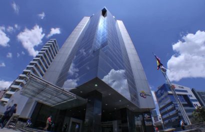 La suspensión del juez G.R.C.E. es una medida preventiva por tres meses sin sueldo.