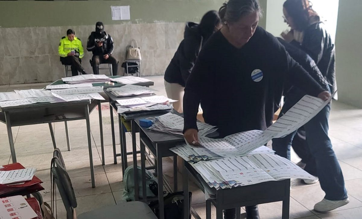 Juez del TCE solicita pronunciamiento de la Corte Constitucional sobre prohibición de celulares en elecciones