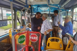 Jueza ordena retiro de torniquetes en buses urbanos de Santo Domingo