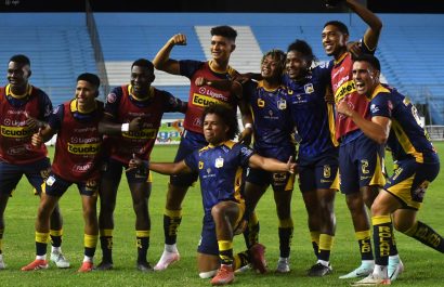 Jugadores de Delfín SC celebran el triunfo que lograron ante Mushuc Runa.