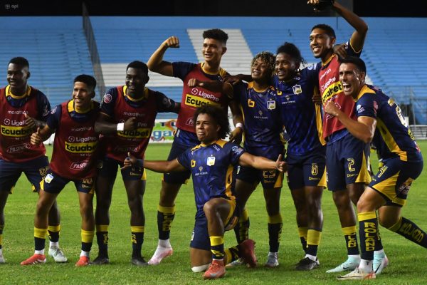 Jugadores de Delfín SC celebran el triunfo que lograron ante Mushuc Runa.