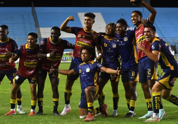 Jugadores de Delfín SC celebran el triunfo que lograron ante Mushuc Runa.