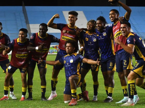 Jugadores de Delfín SC celebran el triunfo que lograron ante Mushuc Runa.