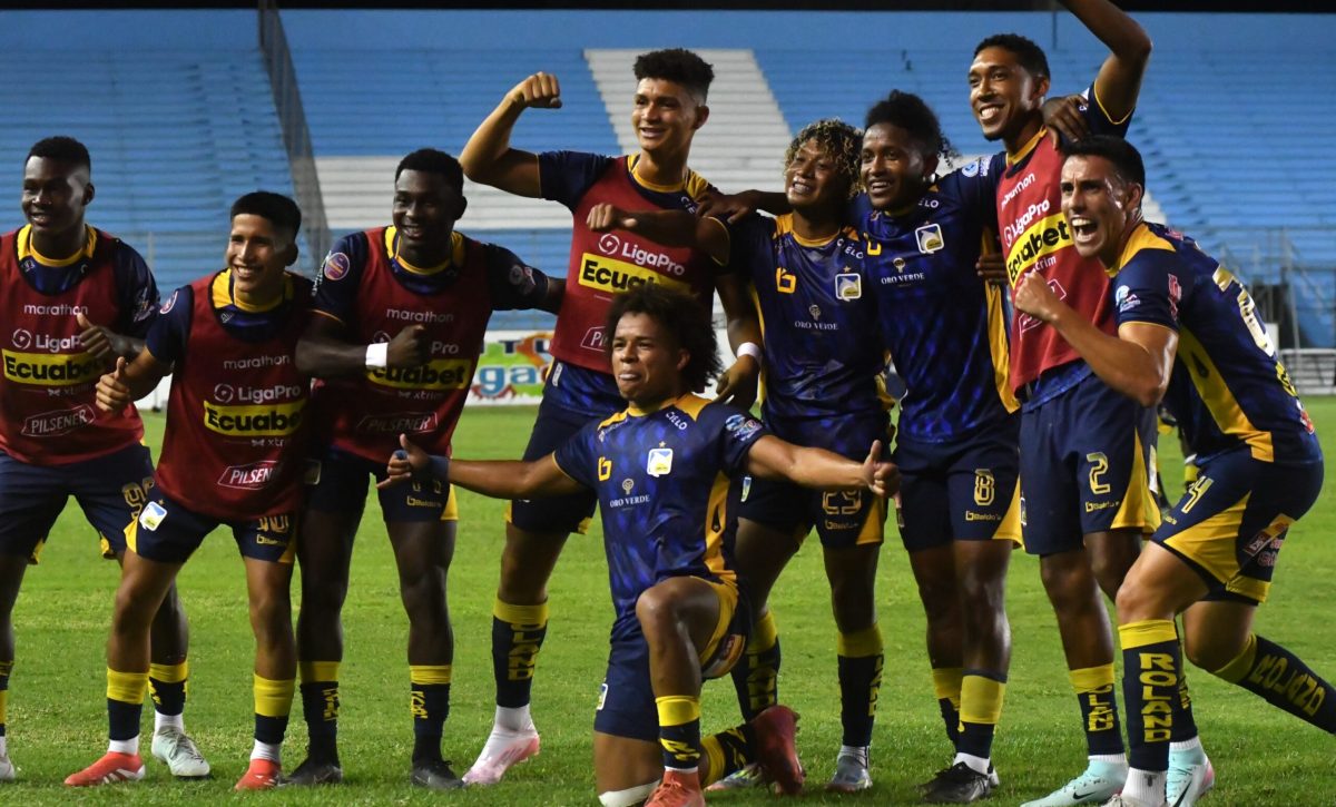 Jugadores de Delfín SC celebran el triunfo que lograron ante Mushuc Runa.