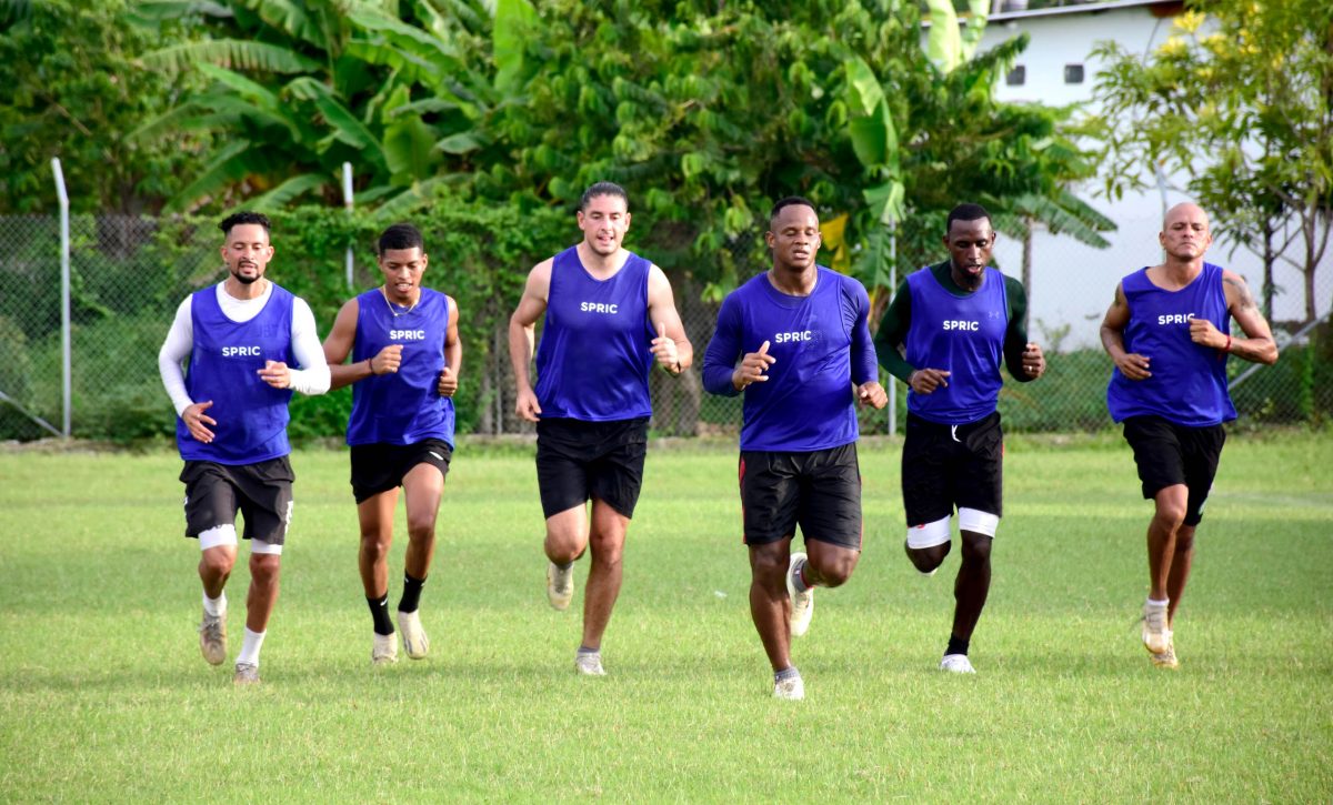 Jugadores de Liga de Portoviejo entrenando previo a la pretemporada.