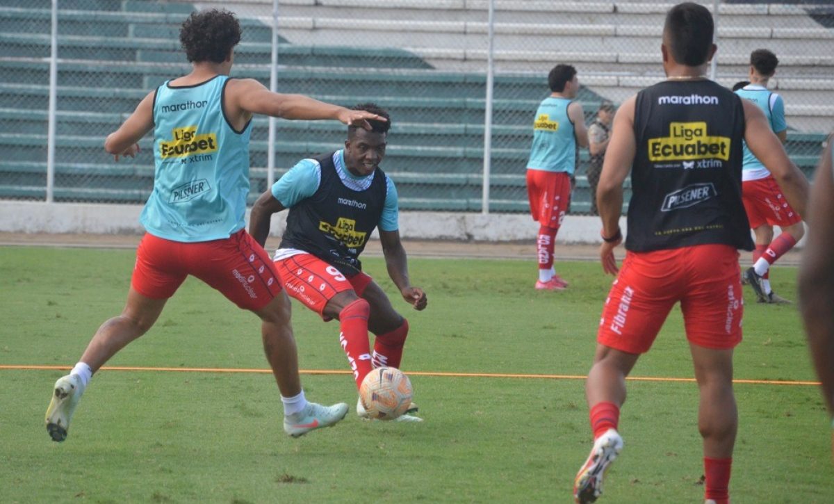 Jugadores del Club Deportivo El Nacional suspenden entrenamientos por salarios impagos