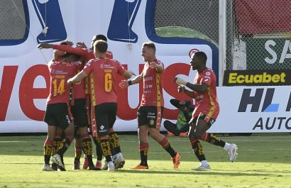 Jugadores del Deportivo Cuenca celebran la victoria conseguida en el estadio Bellavista de Ambato.