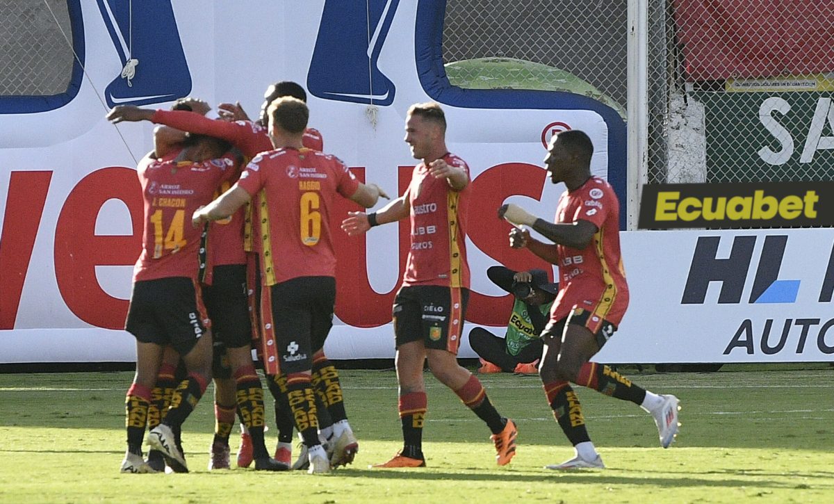 Jugadores del Deportivo Cuenca celebran la victoria conseguida en el estadio Bellavista de Ambato.