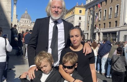 Julian Assange asiste al funeral del Papa Francisco para agradecer su respaldo