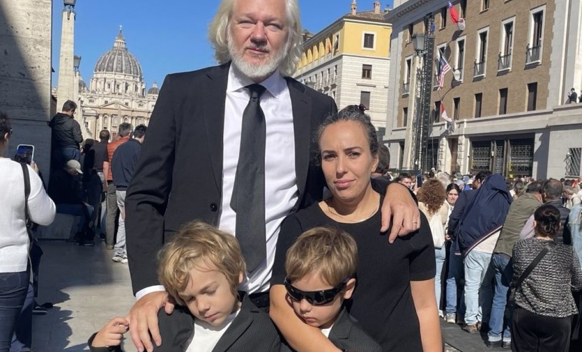 Julian Assange asiste al funeral del Papa Francisco para agradecer su respaldo