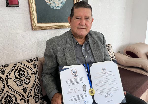 Jurista manabita recibe Doctorado Honoris Causa por su trayectoria pública