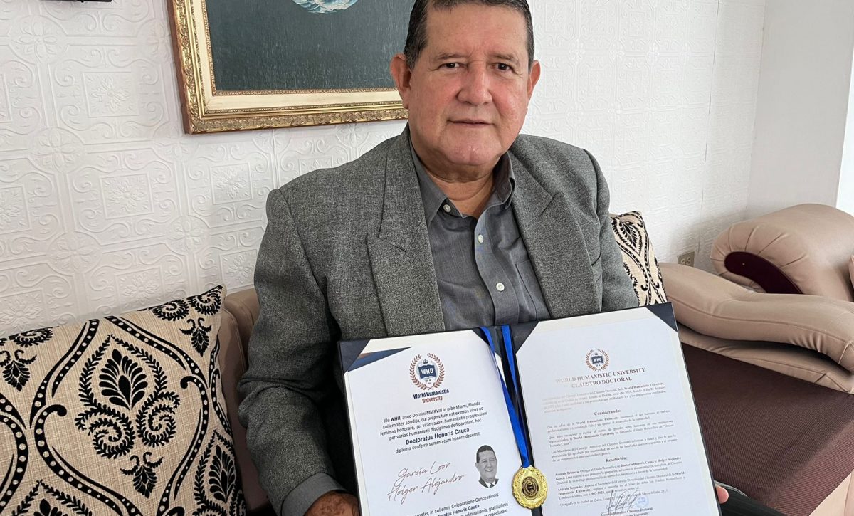 Jurista manabita recibe Doctorado Honoris Causa por su trayectoria pública