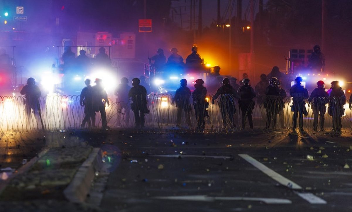 Karen Bass, alcaldesa de Los Ángeles, decretó un toque de queda nocturno en el centro de la ciudad,