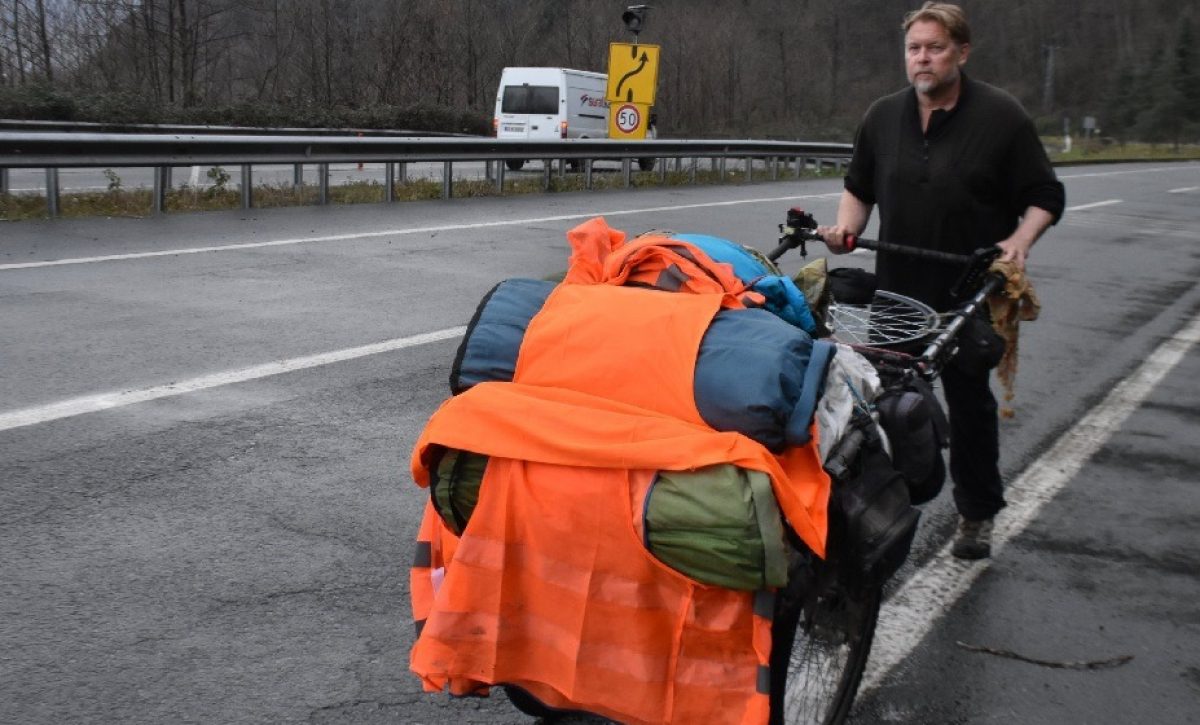 Karl Bushby, un exmilitar británico de 56 años, continúa su travesía épica iniciada en 1998, caminando desde Punta Arenas, Chile.