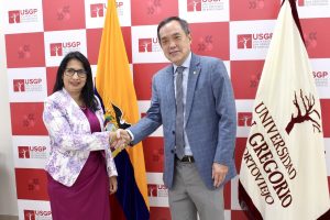 Katty Loor Ávila, rectora encargada, y José Changkuon Ayón, past gobernador del Distrito 4400.