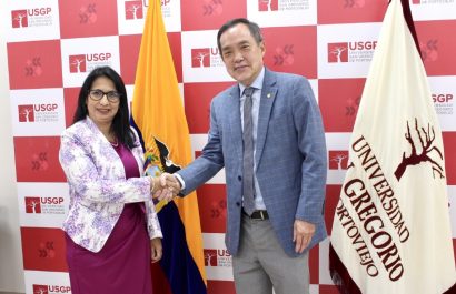 Katty Loor Ávila, rectora encargada, y José Changkuon Ayón, past gobernador del Distrito 4400.