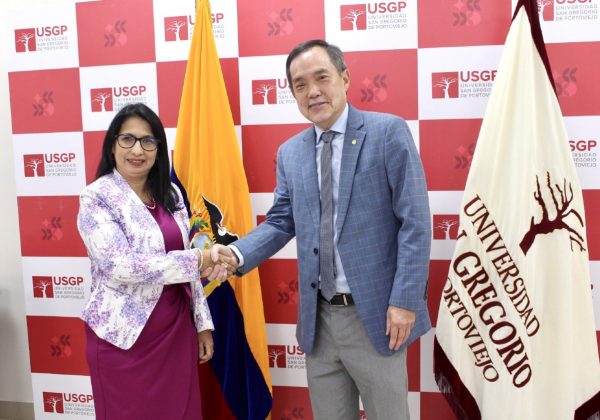 Katty Loor Ávila, rectora encargada, y José Changkuon Ayón, past gobernador del Distrito 4400.