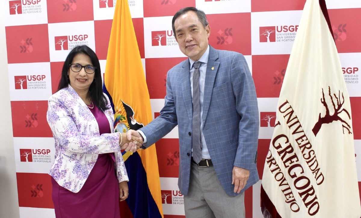 Katty Loor Ávila, rectora encargada, y José Changkuon Ayón, past gobernador del Distrito 4400.