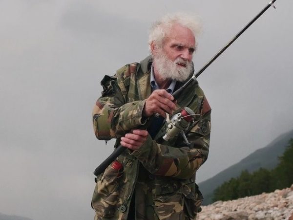 Ken Smith, un inglés de 66 años, ha vivido durante cuatro décadas en una cabaña improvisada junto a un lago en las tierras altas de Escocia.