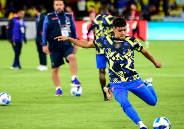 Kendry Páez calentando con la selección de Ecuador que dirige Sebastián Beccacece. FOTO: Luis Moreira-El Diario