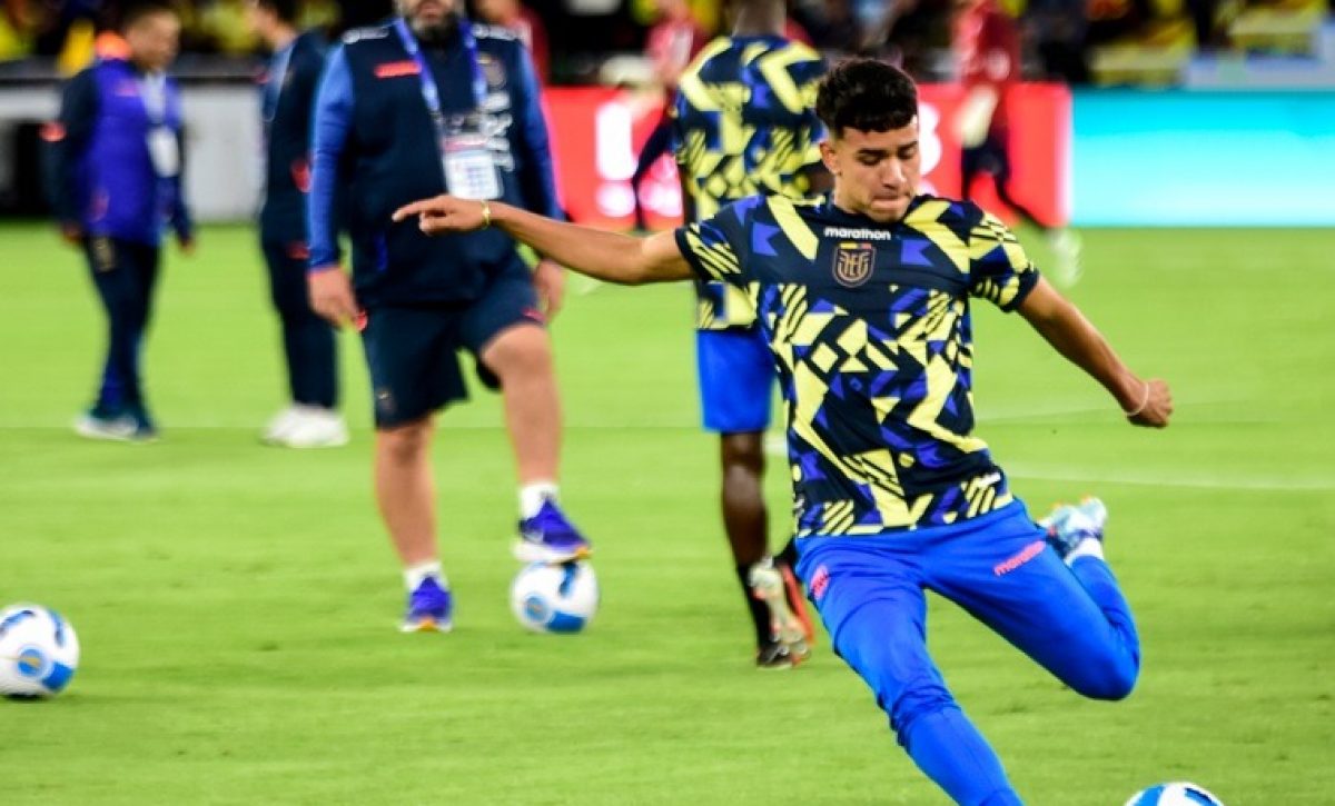 Kendry Páez calentando con la selección de Ecuador que dirige Sebastián Beccacece. FOTO: Luis Moreira-El Diario