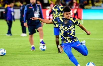 Kendry Páez calentando con la selección de Ecuador que dirige Sebastián Beccacece. FOTO: El Diario
