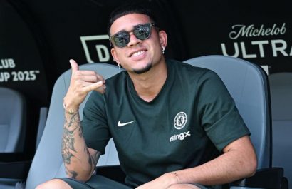 Kendry Páez entrena con el primer equipo del Chelsea mientras definen su futuro.