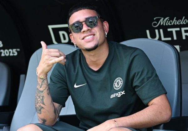 Kendry Páez entrena con el primer equipo del Chelsea mientras definen su futuro.