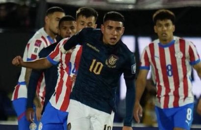 Kendry Páez, volante de Ecuador intenta superar la marca de varios jugadores de Paraguay.