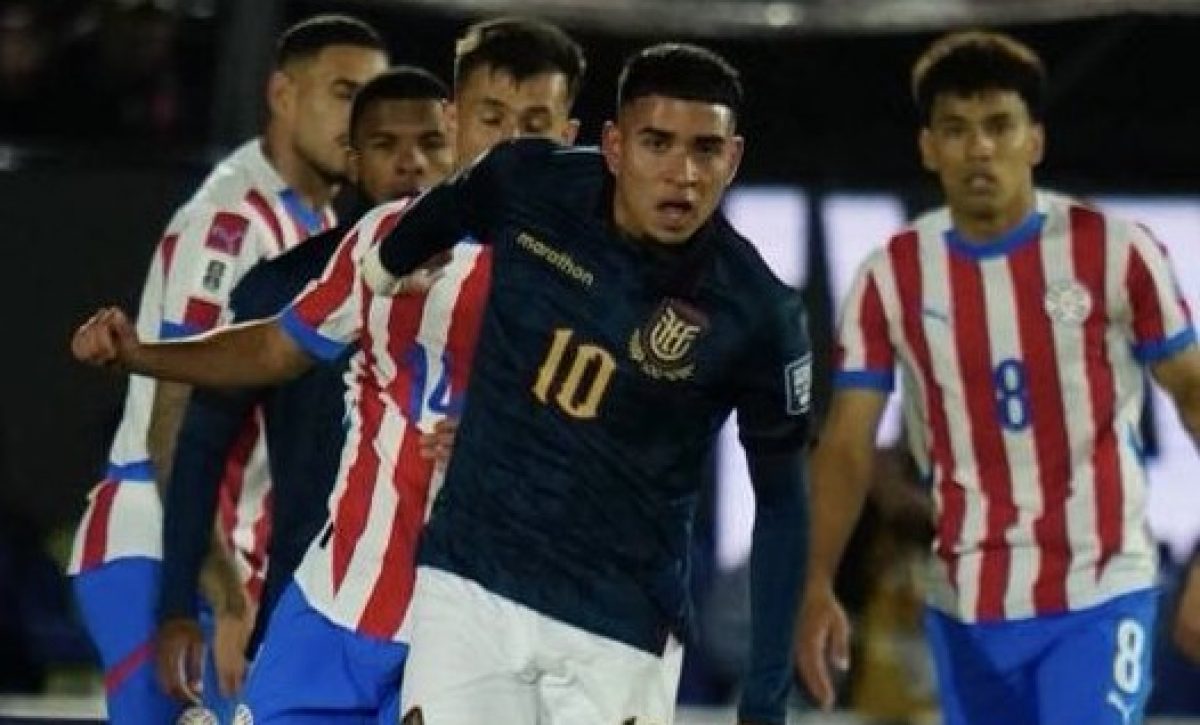 Kendry Páez, volante de Ecuador intenta superar la marca de varios jugadores de Paraguay.