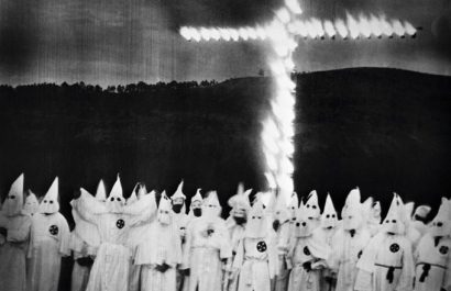 Lo que inició como un club de amigos que buscaban diversión, llegó a convertirse en un movimiento brutal contra la población negra en EEUU. Los supremacistas blancos que canalizaron el odio debajo de una indumentaria y capuchas.