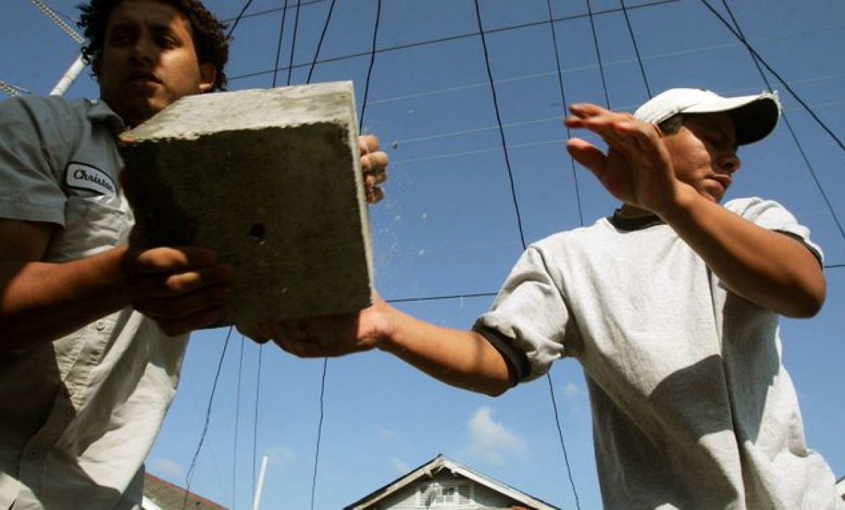 El estudio señala también que entre 2010 a 2023 los latinos contribuyeron un promedio de 726 mil trabajadores cada año a la fuerza laboral de Estados Unidos.